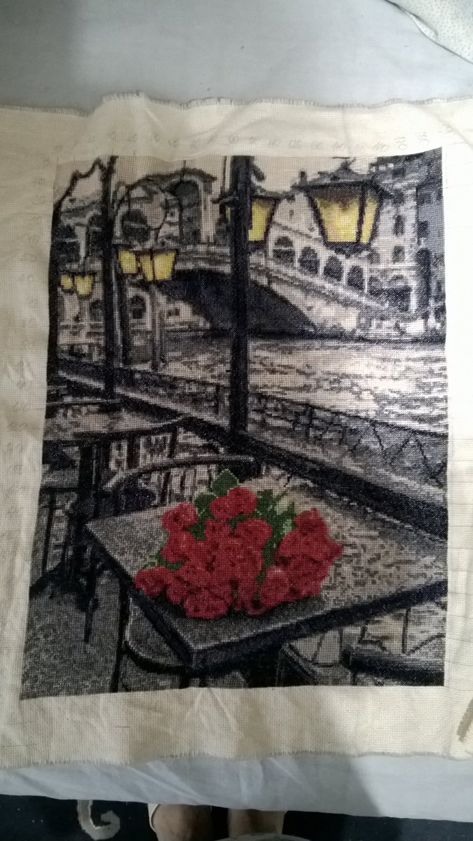 Вышивка крестом розы на столе