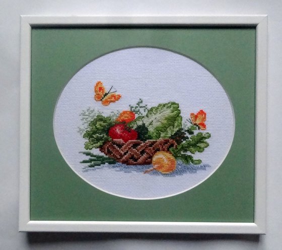 Работа «Овощи в корзинке и бабочки»