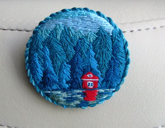 Работа «Брошь "Дом у озера".»