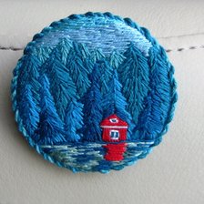 Работа «Брошь "Дом у озера".»