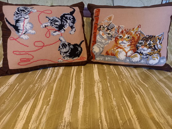 Работа «Котята на подушках»