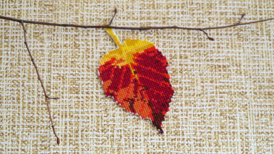 Работа «украсила ветку из леса вышитым листиком , висит на стене, смотри»