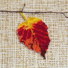 Работа «украсила ветку из леса вышитым листиком , висит на стене, смотри»