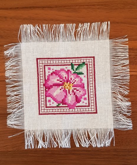 Работа «Анемоны - салфетка под кружечку  кофе»