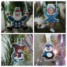 Работа «Елочные игрушки на платиковой канве. Схемы взяты из журналов»