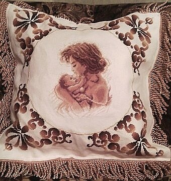 Работа «Подушка. Женщина с ребенком»