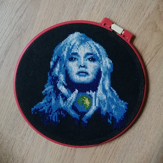 Работа «Девушка с яблоком»