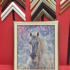 Работа «Красивая лошадь с ветками сакуры»