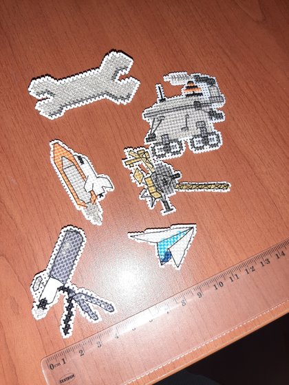 Работа «Значки/брошки на пластиковой канве»