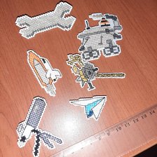 Работа «Значки/брошки на пластиковой канве»