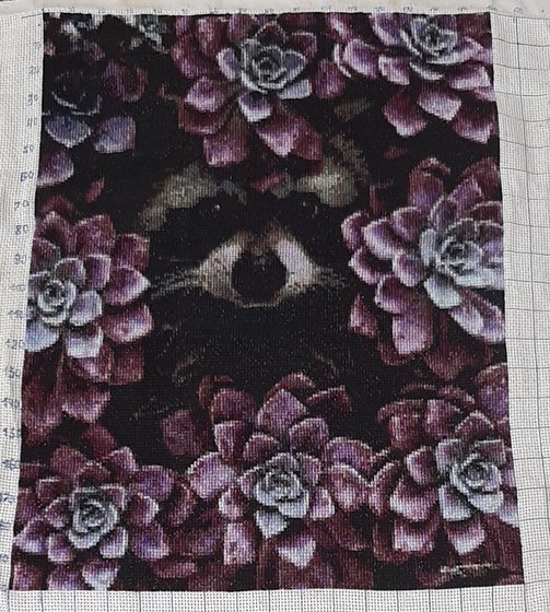 Работа «Енот в цветах»