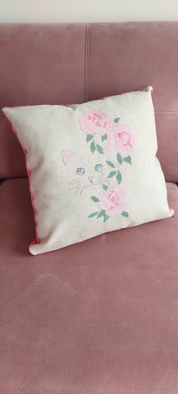 Работа «Подушка "Кошка и розы"»