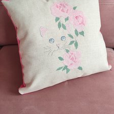 Работа «Подушка "Кошка и розы"»