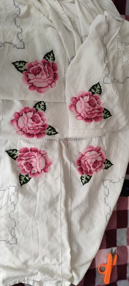 Работа «Скатерть с розами»