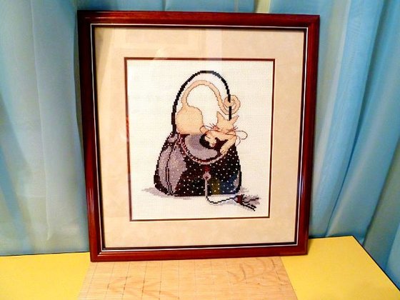 Работа «Кошка на сумочке в горошек»