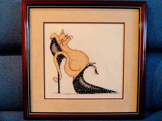 Работа «Кошка на туфельке в горошек»