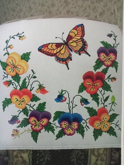 Работа «Подушка с анютками»