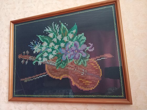 Работа «Скрипка. Сын продолжил вышивать»