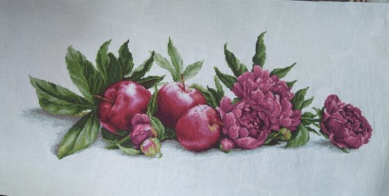 Работа «Пионы и красные яблоки»