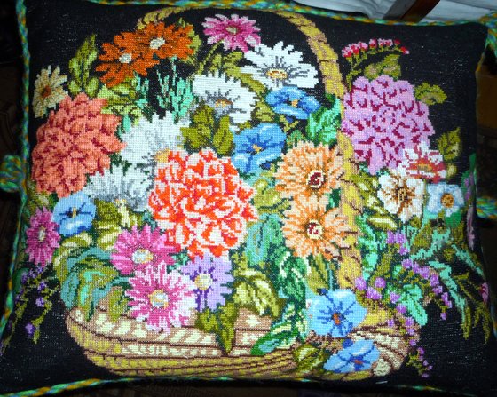 Работа «Подушка  цветы в корзине»