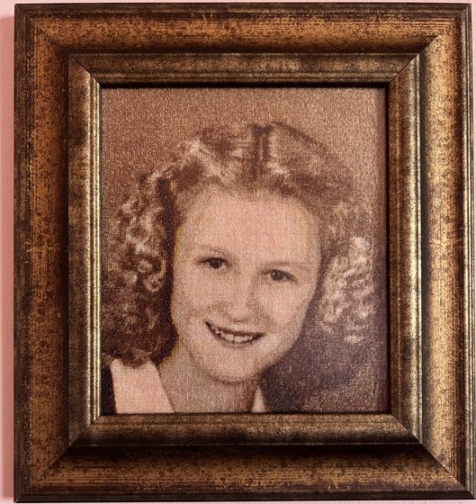 Работа «Anyukám»