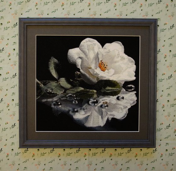 Работа «Белый шиповник. По схеме Ирины Сумароковой»