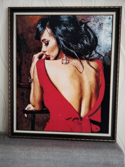 Работа «Девушка в красном»