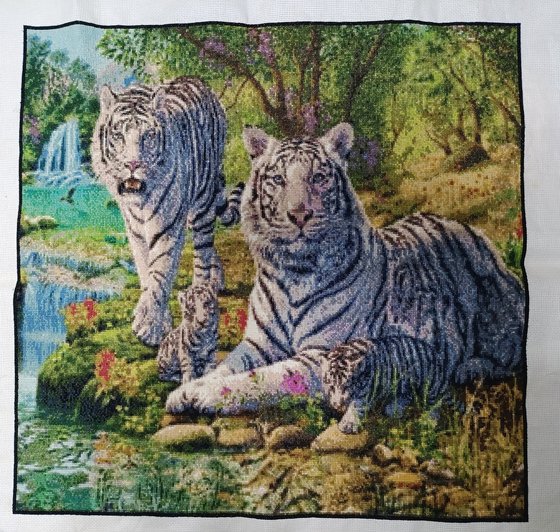 Работа «Семья белых тигров»