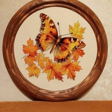Работа «Бабочка с кленовыми листьями»