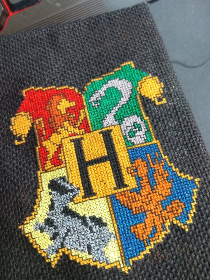 Работа «Обложка герб Хогвартса»