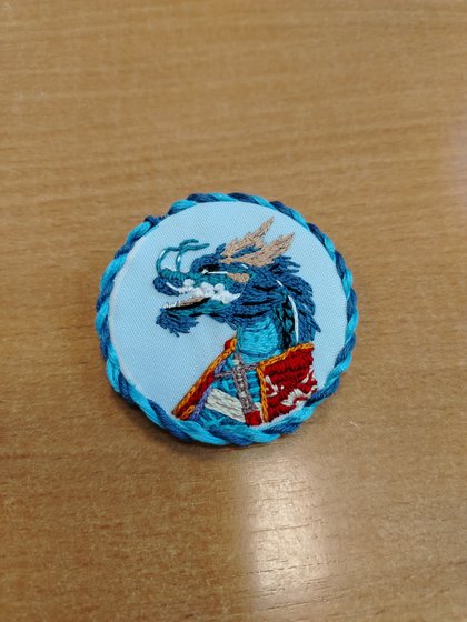 Работа «PANNA "Дракон "Такеши". Гладь. Брошь 5*5 см»