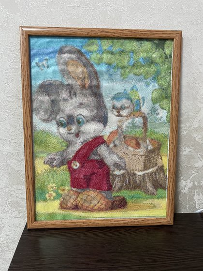 Работа «Зайка на лужайке. Работа по схеме с сайта crosti.ru»