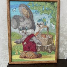 Работа «Зайка на лужайке. Работа по схеме с сайта crosti.ru»