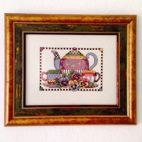 Работа «Чайный сервиз и анютины глазки»