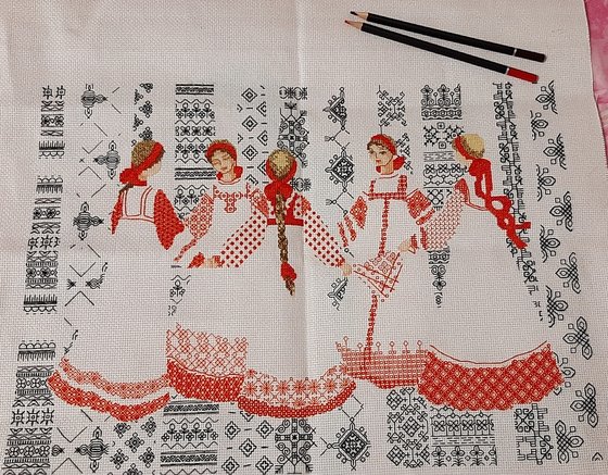 Работа «"Хоровод". Техники: вышивка крестом и блэкворк.»