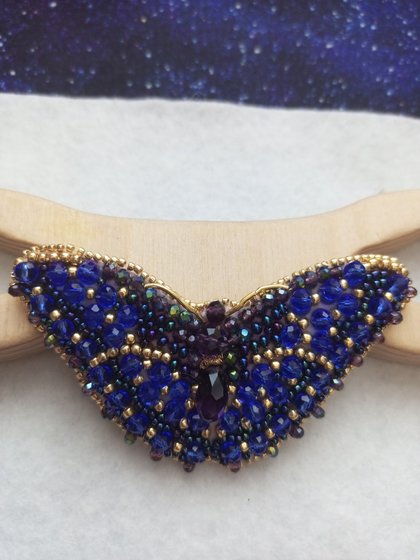 Работа «Бабочка-брошь. Сапфир от Образов в каменьях»