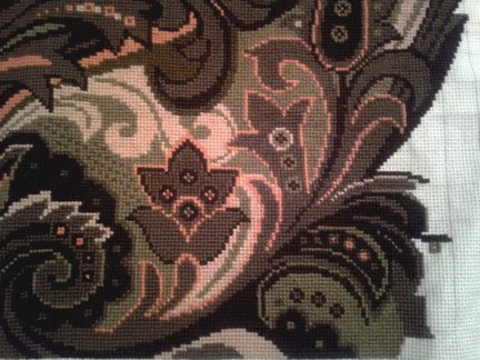 Подушка с цветочным орнаментом от RIOLIS №38324