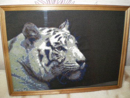 Белый тигр на черной канве №84950