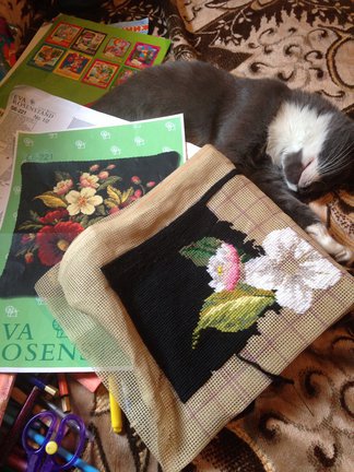Подушка от Eva Rosenstand, может кто вышивал? №100905