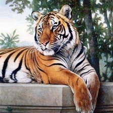 тигр на постаменте