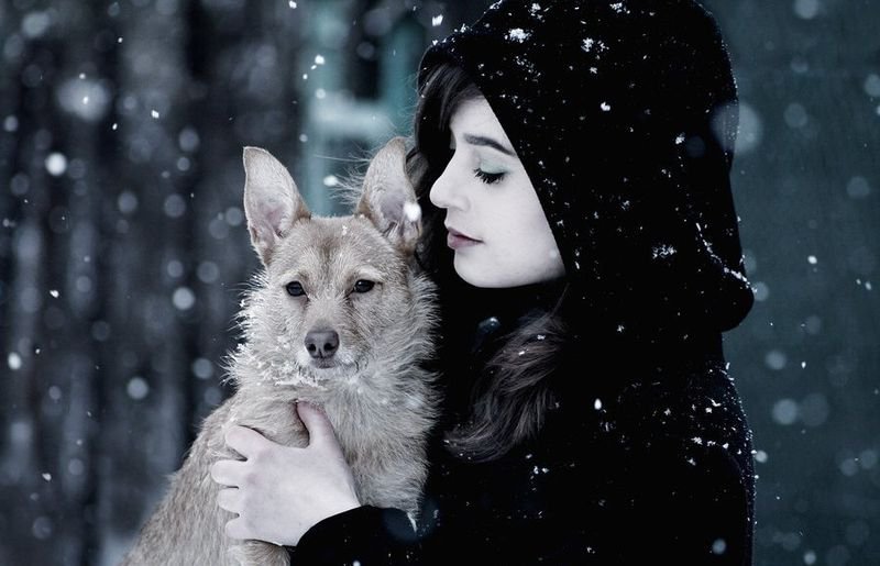 Девушка с собачкой - собаки, черно-белое, девушки, животные - оригинал