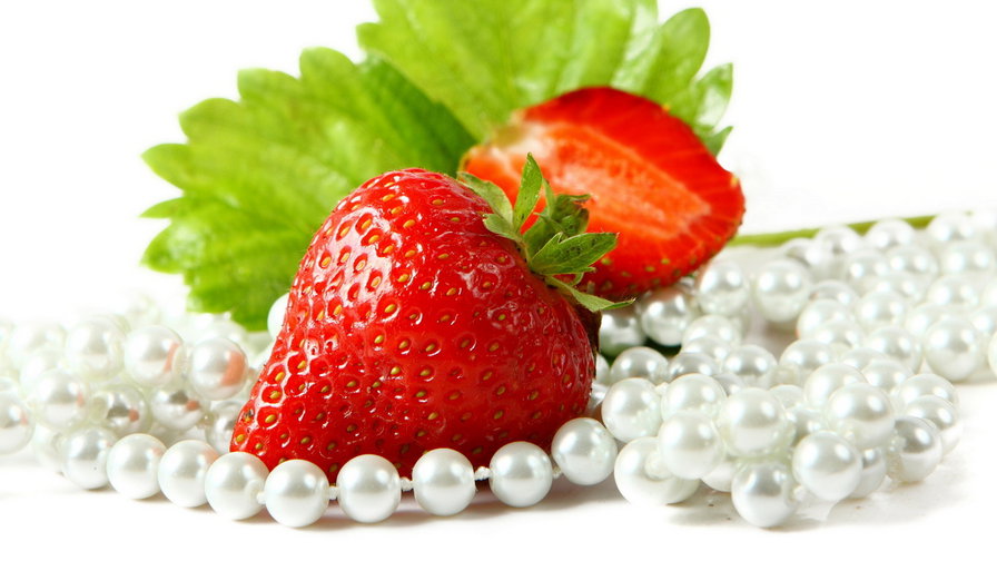 Жемчуг и ягодки - ягода, клубника, жемчуг, натюрморт - оригинал