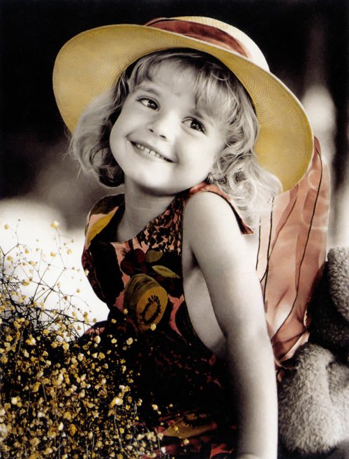 Симпатичная девчушка - цветы, девочка, забавные, шляпка, детки - оригинал