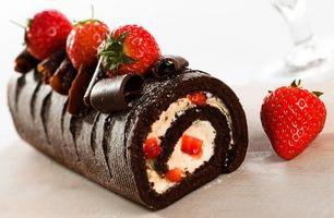 Вкусный рулетик - сладости, клубника, на кухню, кекс - оригинал