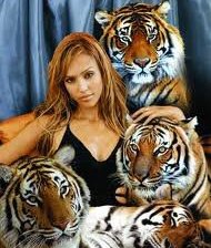 Девушка с тиграми