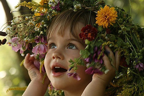 Девочка в веночке - венок, цветы, девочка - оригинал