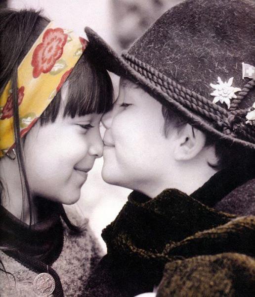 Первый поцелуй - дети, пара, романтика - оригинал