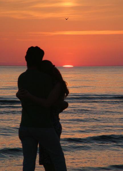 Мне так тепло в твоих объятьях - двое, романтика, пара - оригинал