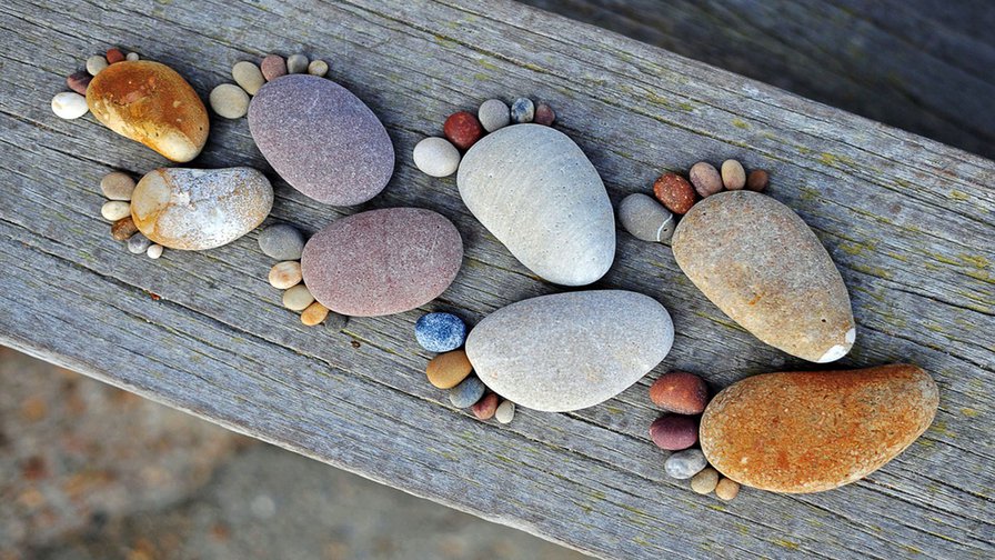 Следы из камушек - море, следы, камни, разное, пляж - оригинал