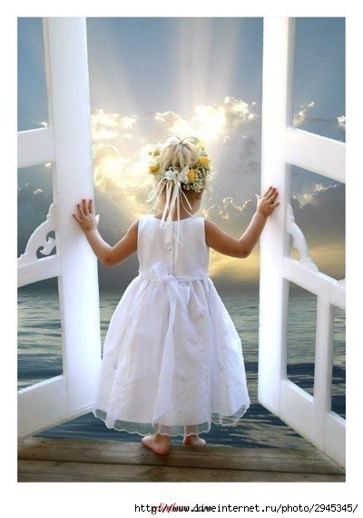 Девочка - ребенок, восход, море, дверь, девочка - оригинал